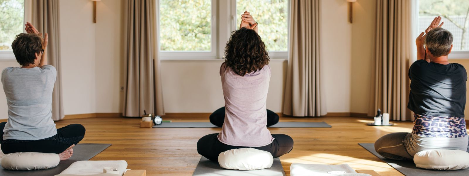 Yoga-Gruppe bei einer Übung im Sitzen