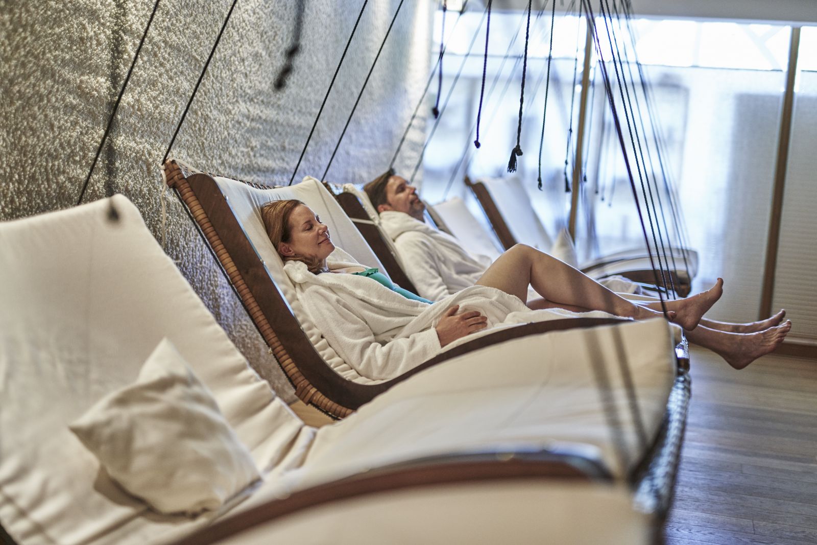 Couple in the relaxation room with swings at Hotel Deimann