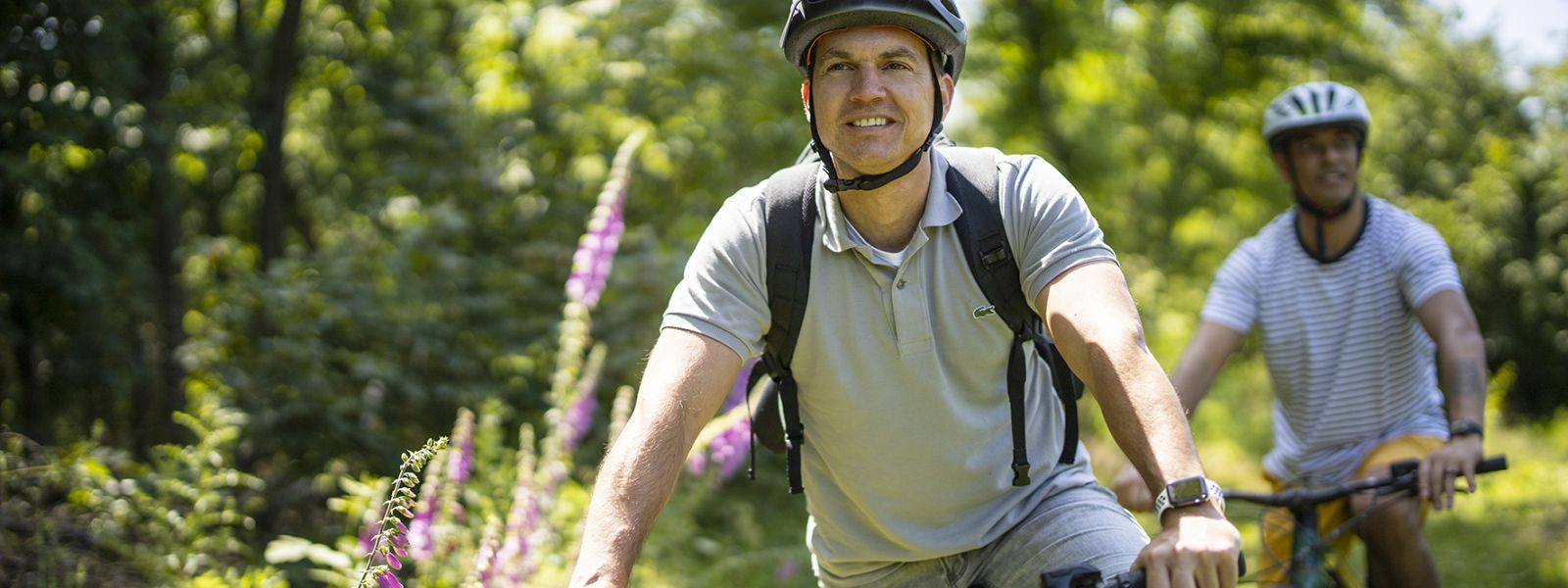 Twee vrienden op de fiets op het platteland