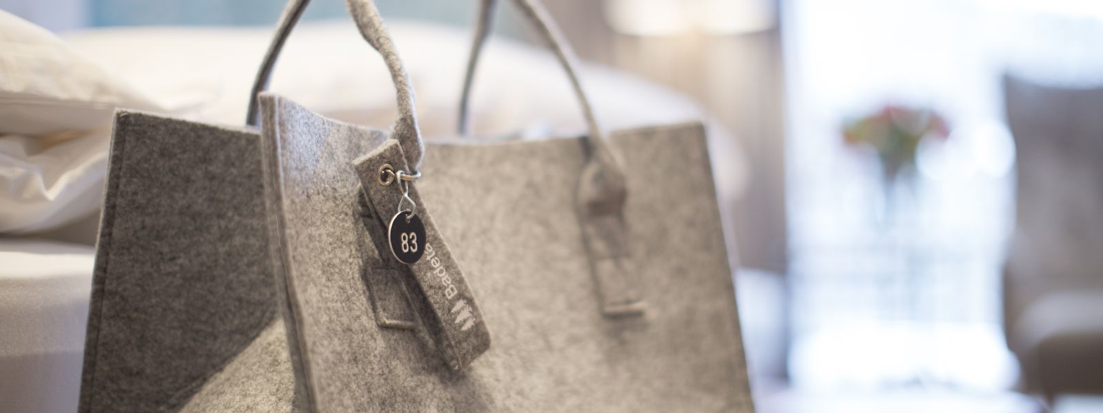 Badehandtuchtasche im Zimmer für weniger Handtuchverbrauch im SPA