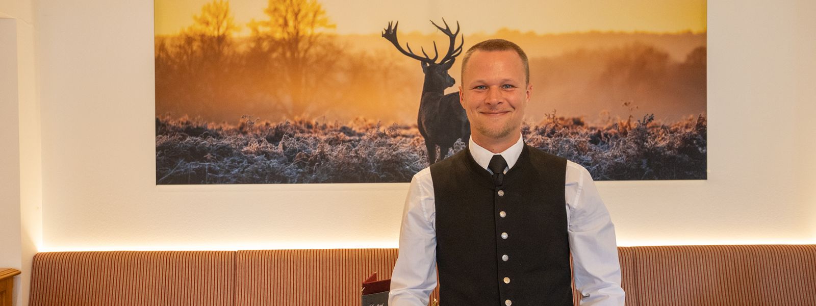 Servicemitarbeiter mit weißem Hemd & Weste aus dem Hotel Voss