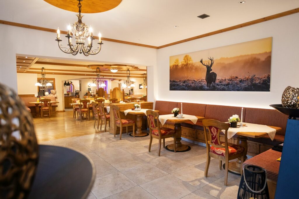 Blick ins Restaurant, markant: großes Bild mit Hirsch im Morgennebel