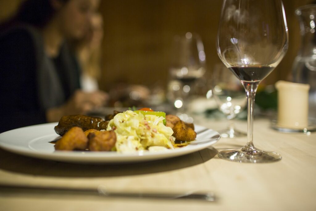 Teller mit Wirsing, Roulade und Kartoffeln