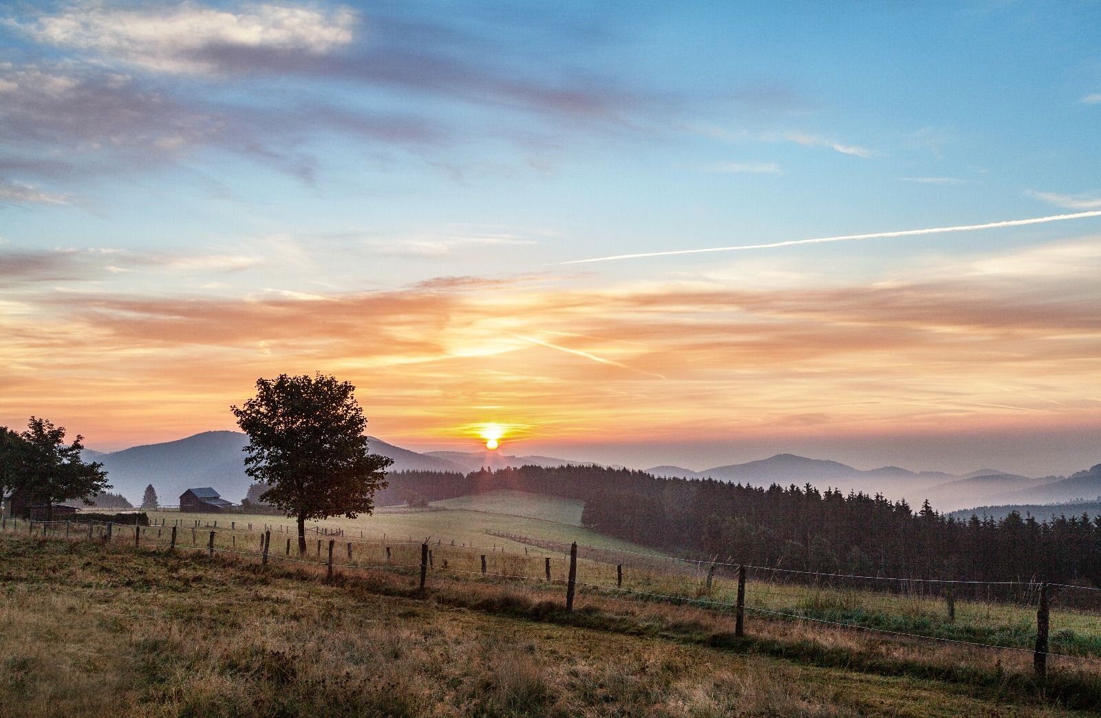 Sonnenuntergang mit Blick auf die Winterberger Hügellandschaft