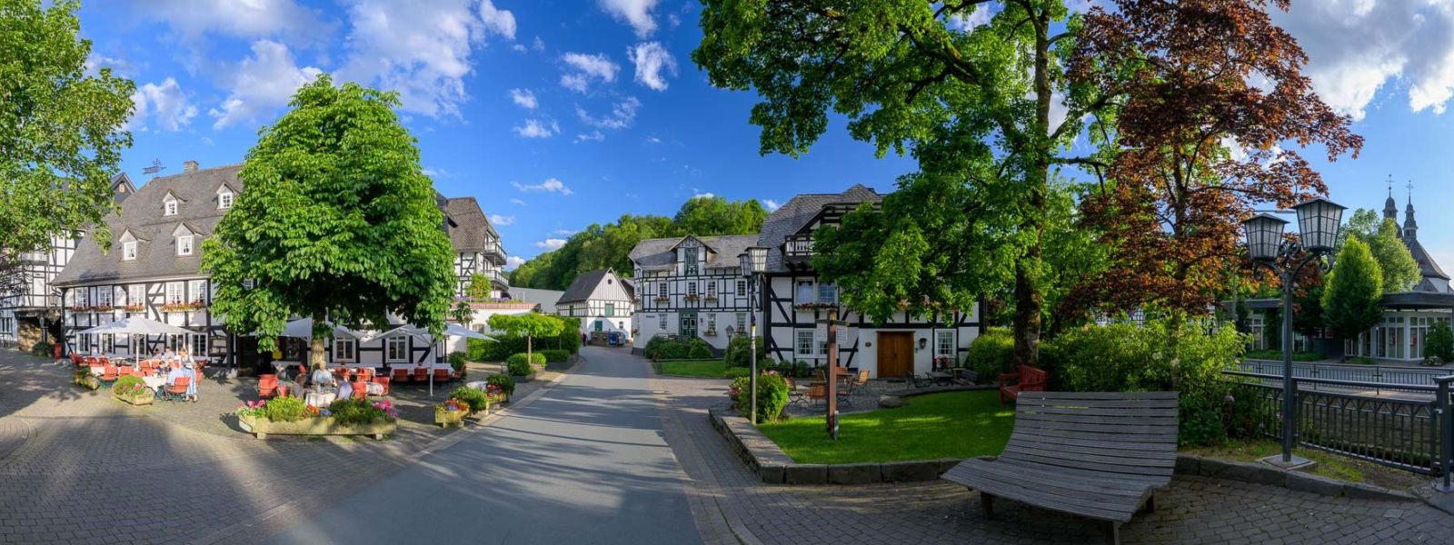 Blick auf das Hotel, die Terrasse und die schönen Fachwerkhäuser drumherunm