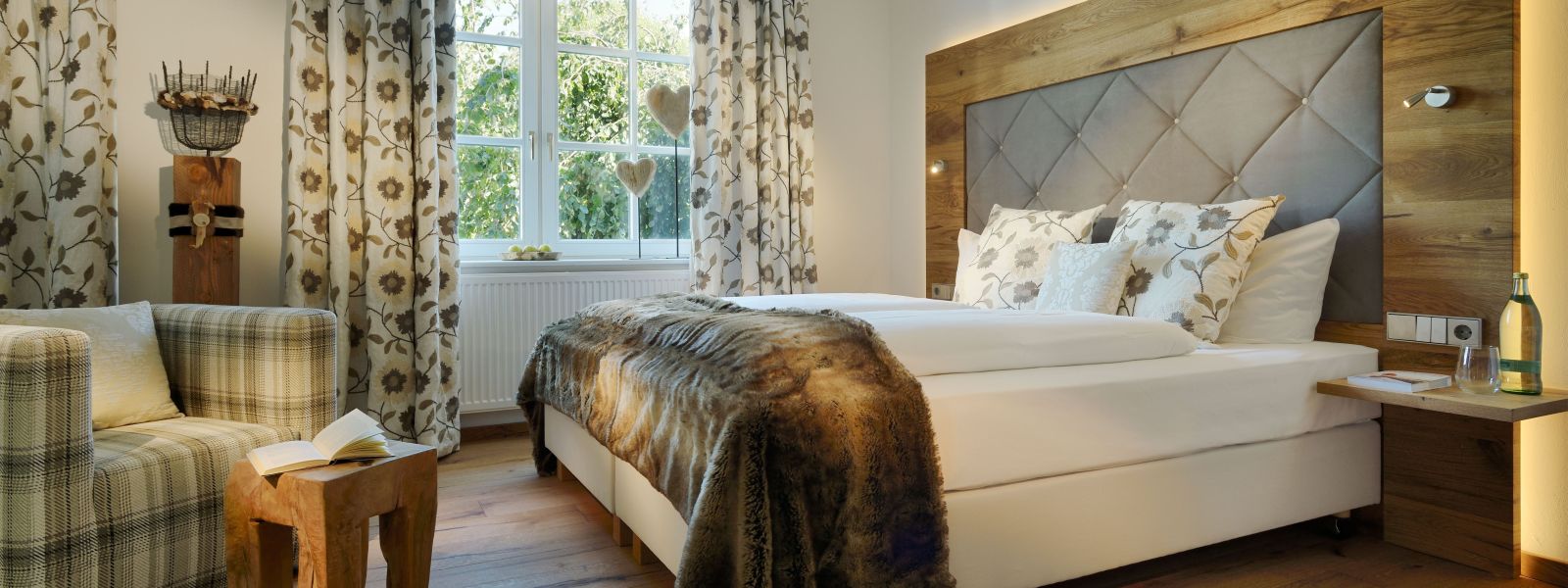 Double room with fur stole at the foot of the bed