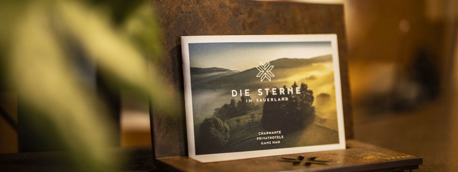 Prospektständer mit einer Broschüre der Sterne im Sauerland