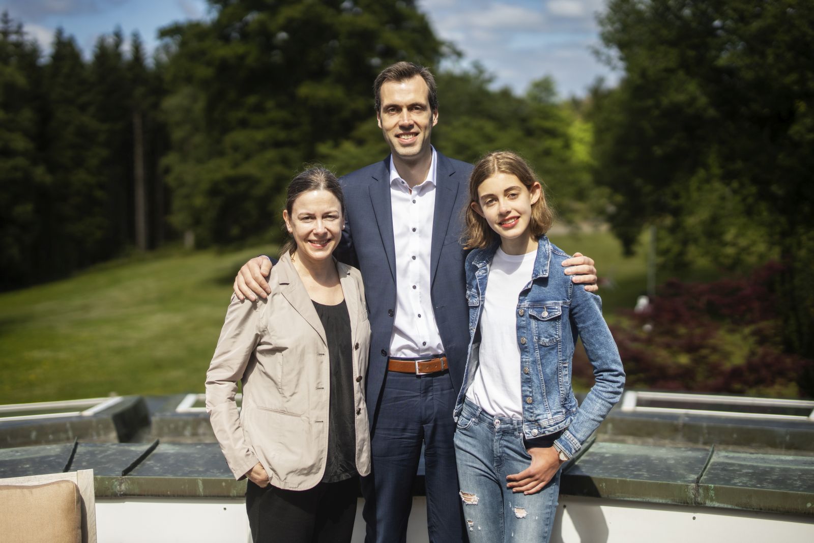 Familienfoto der Eigentümer; nebeneinander stehend Katja Herrlitz, Stefan Wiese-Gerlach und Tochter Nora