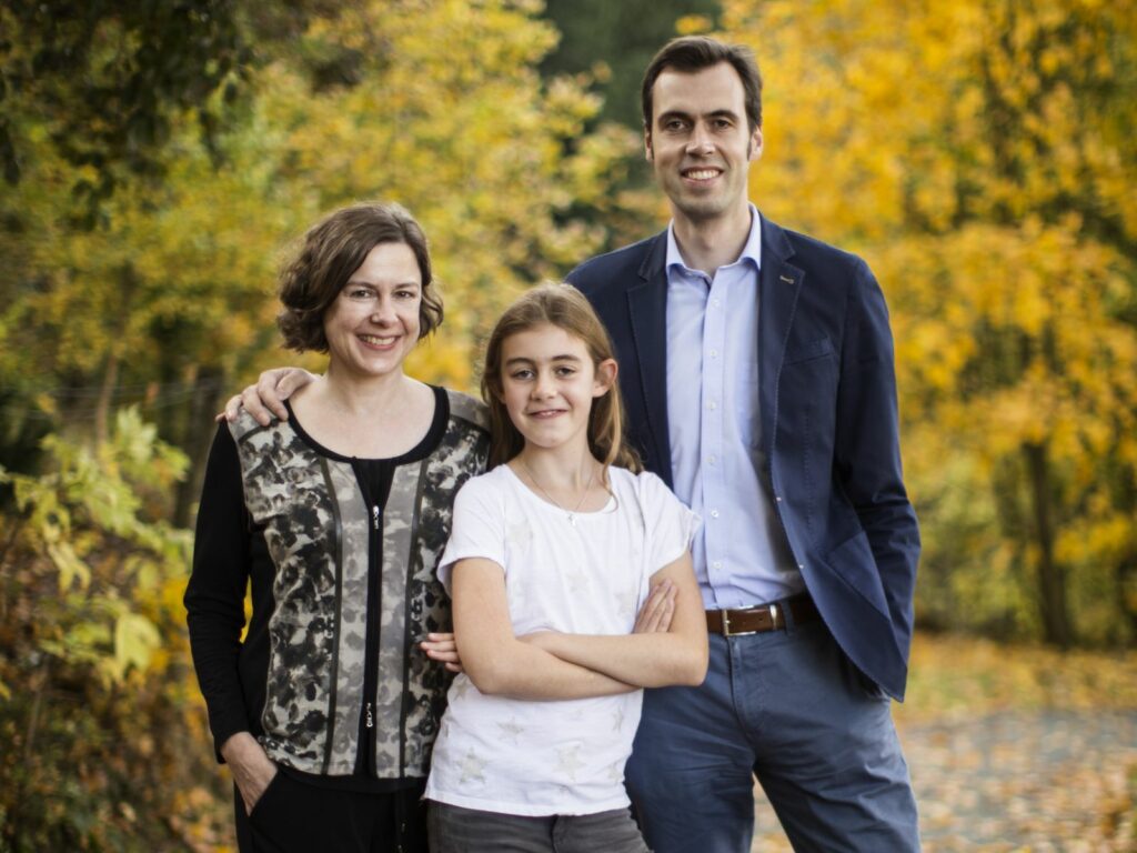 Familienfoto der Eigentümer; nebeneinander stehend Katja Herrlitz, Tochter Nora und Stefan Wiese-Gerlach