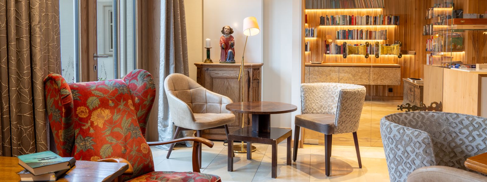Reading room in Jagdhaus Wiese with armchairs; bookshelf in the background
