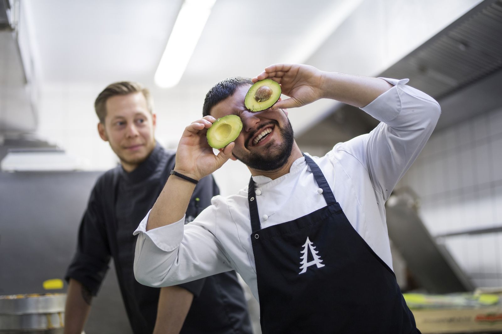 Lustiges Foto von Koch mit Avocado