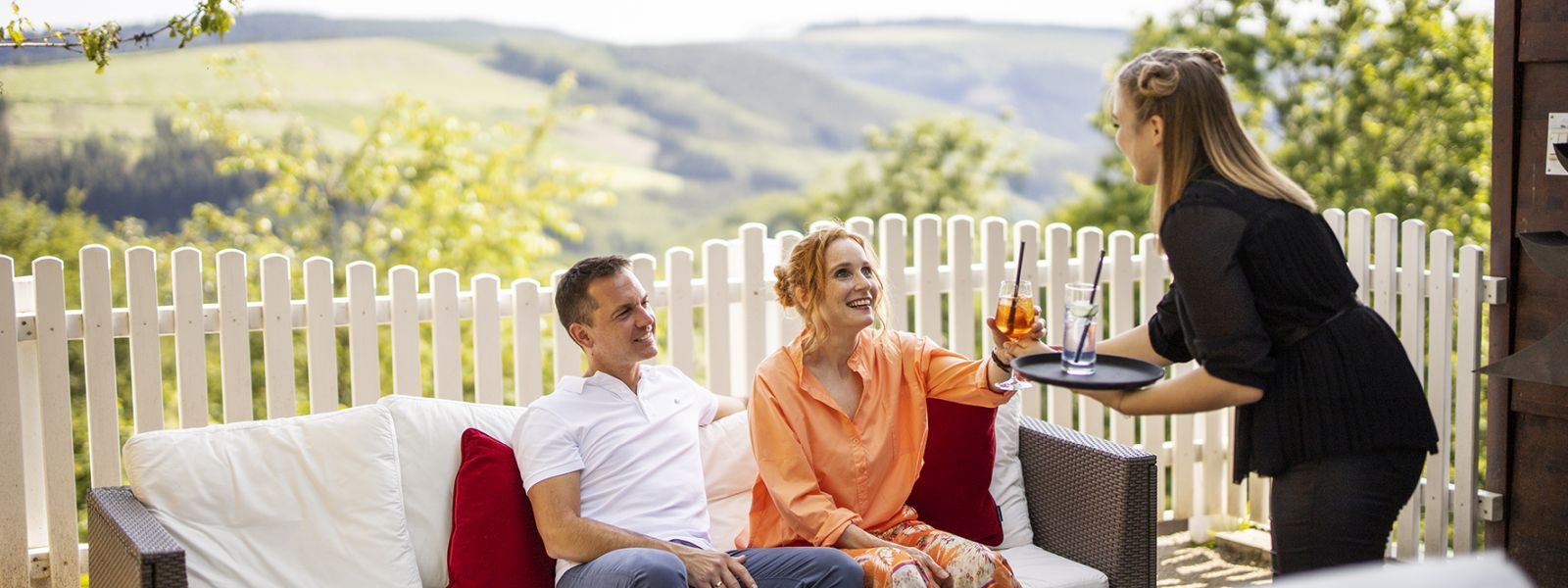 Getränkeservice auf der Terrasse