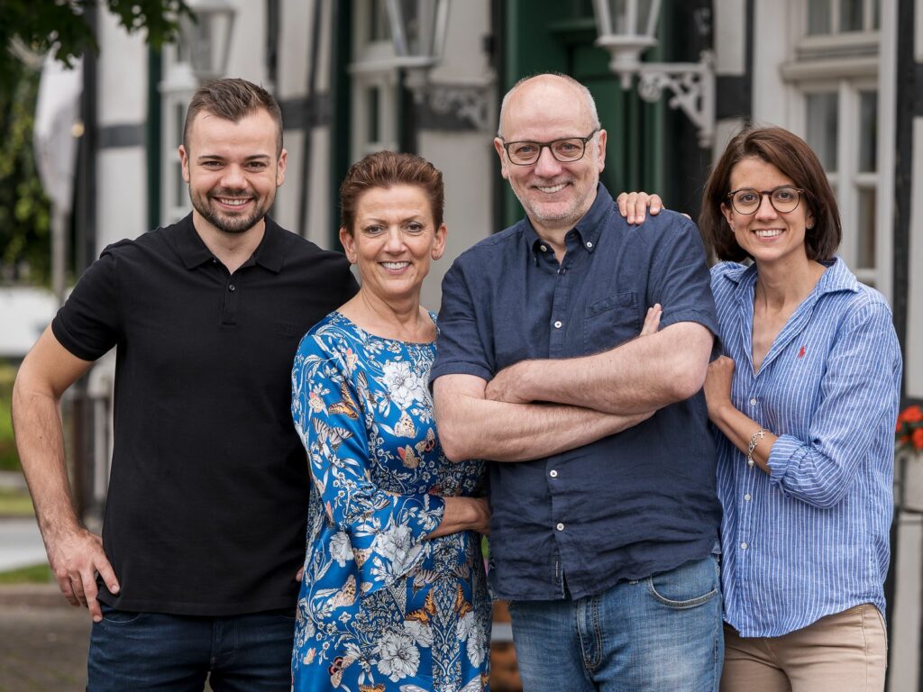 Foto der Familie mit v.l. Sohn, Mutter, Vater, Tochter