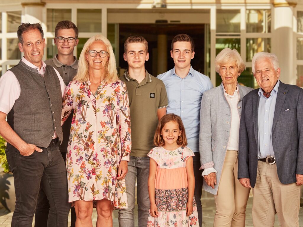 Ein Foto der Familie Platte mit Christof Platte, seiner Familie und seinen Eltern
