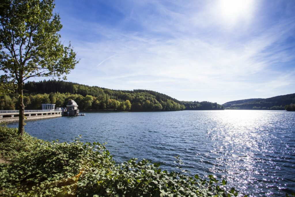 Sommer am Biggesee mit Blick auf Staumauer