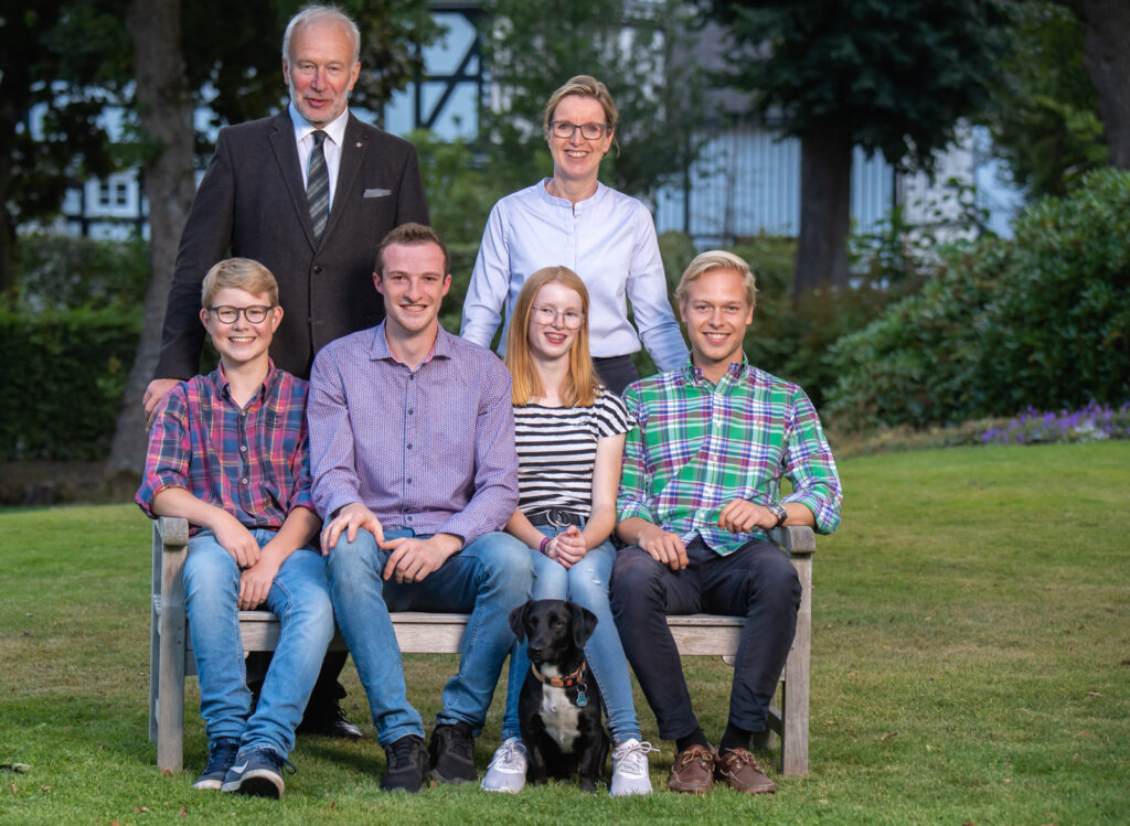 Gastgeberfamilie Karl-Anton und Anne Schütte mit ihren Kindern Jakob, Karl, Lioba und Nils sowie Hund Cora