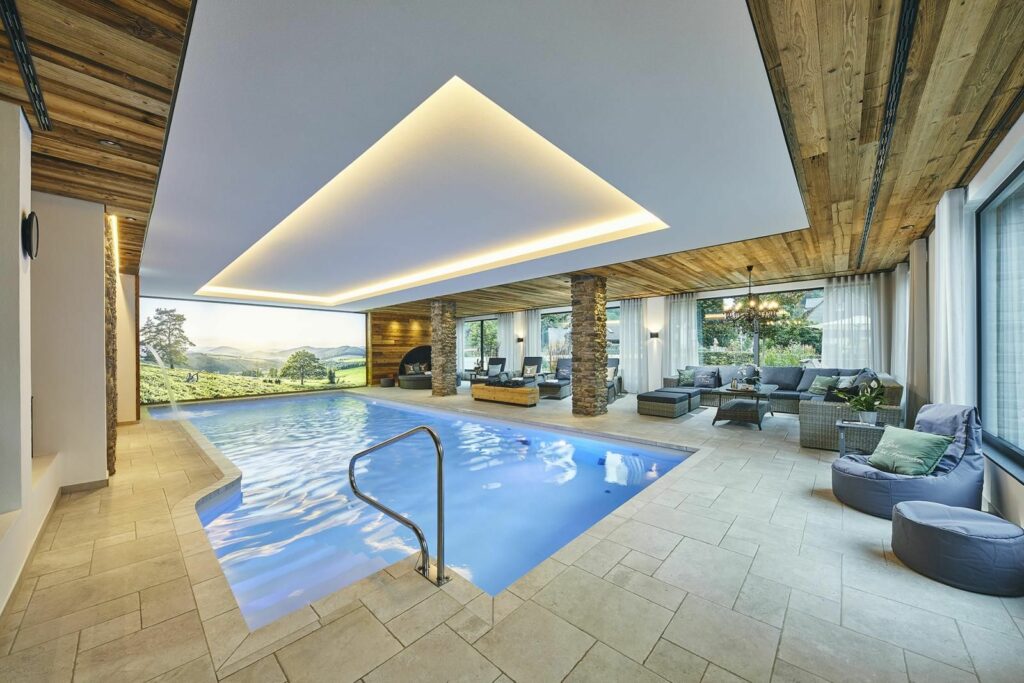 Schwimmbad mit recht großen Sofas und Liegen zum Ausruhen