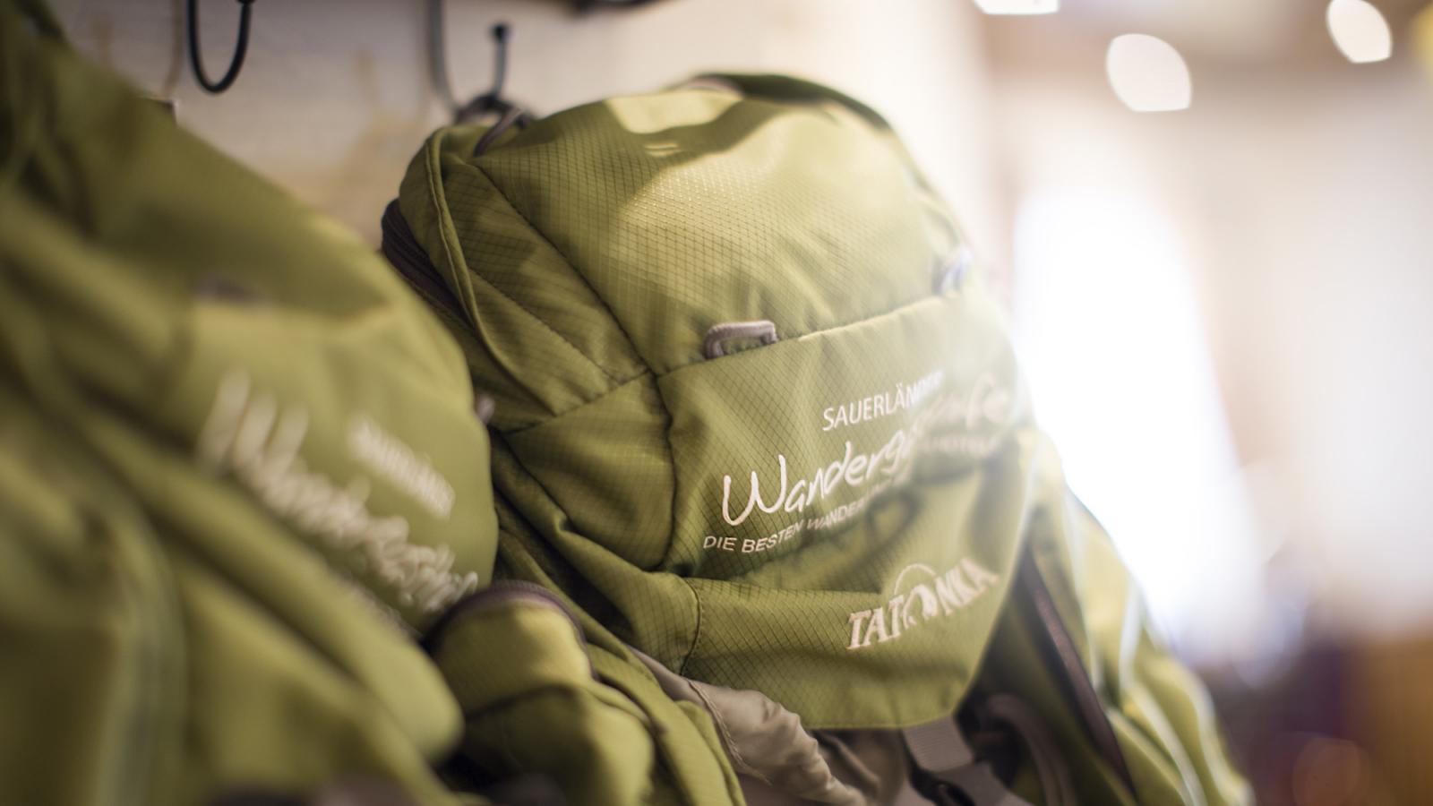 Zwei grüne Wanderrücksäcke vom Hotel Voss