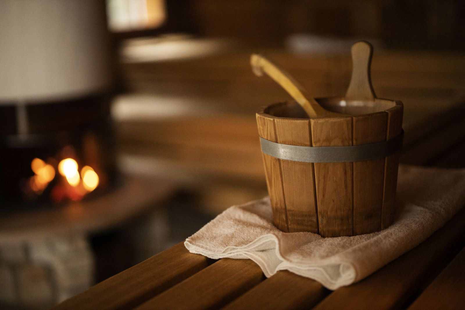Aufgussbehälter mit Schöpfkelle in der Sauna vom Hotel Deimann