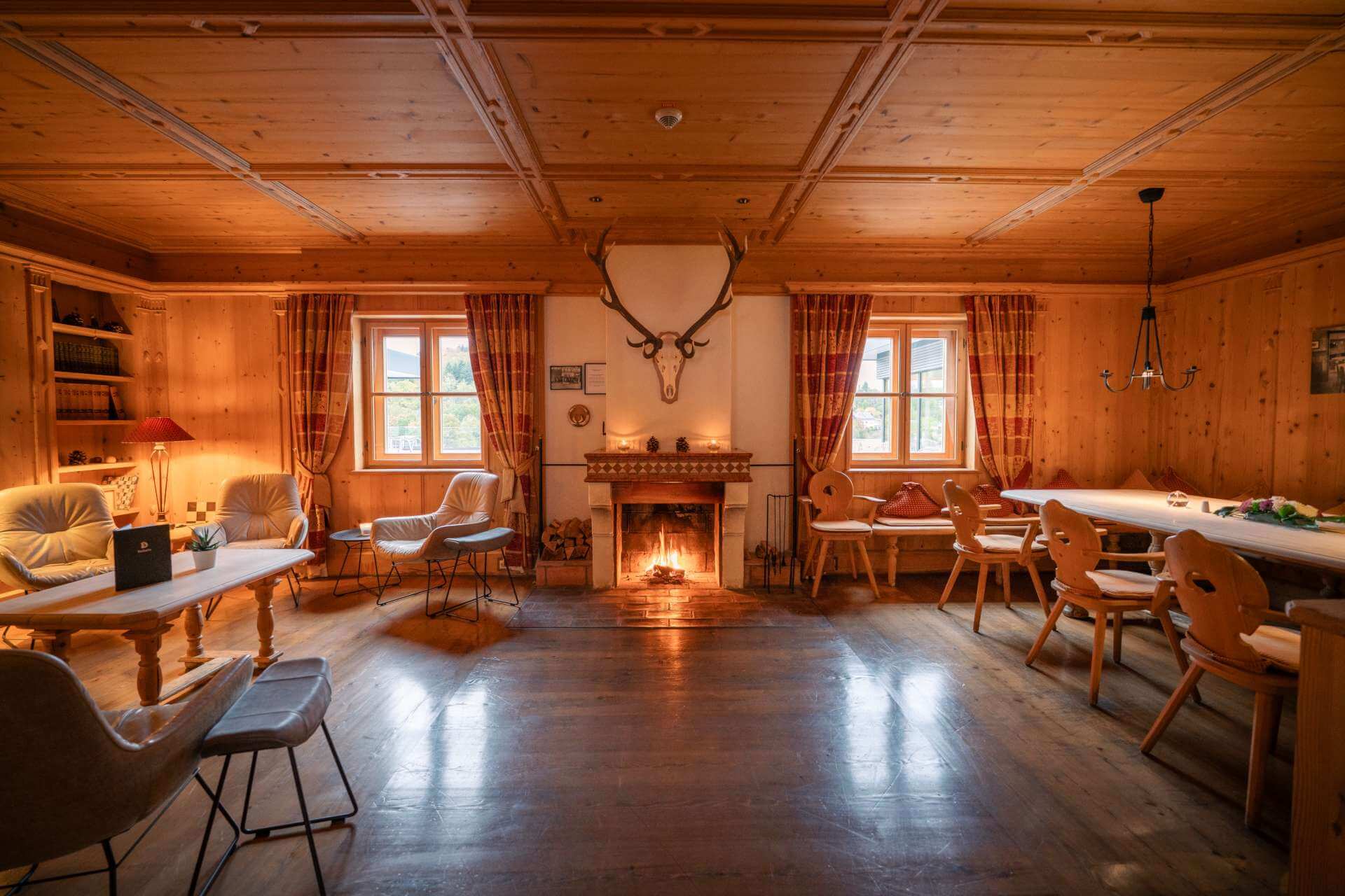 kaminstube-holzdecke-kamin-hotel-diedrich Openhaardkamer in Hotel Diedrich