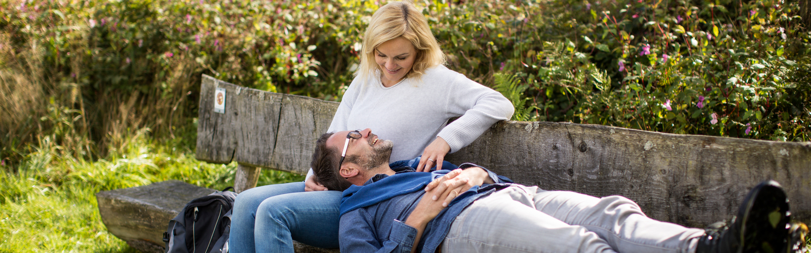 Couple on a bench during a hike in Sauerland