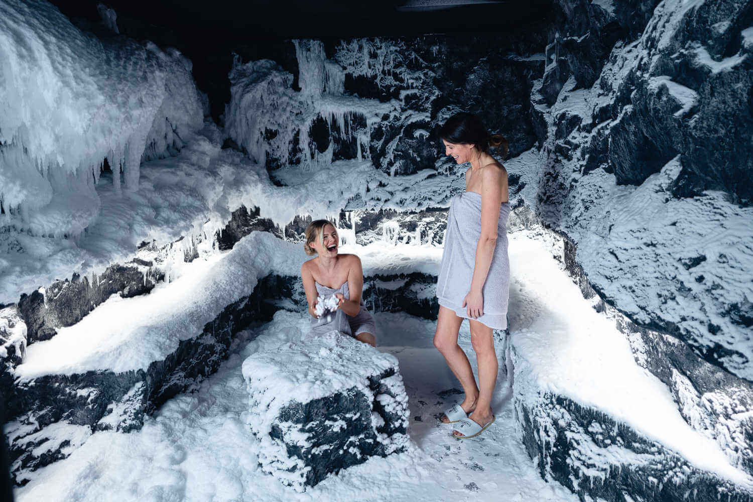 schnee-freundinnen-schneegrotte Sneeuwgrot in Hotel Diedrich