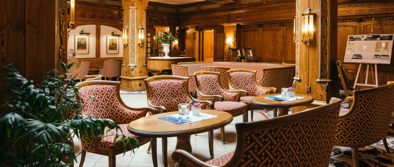 Holzgetäfelte Hotelhalle mit Sitzgruppen