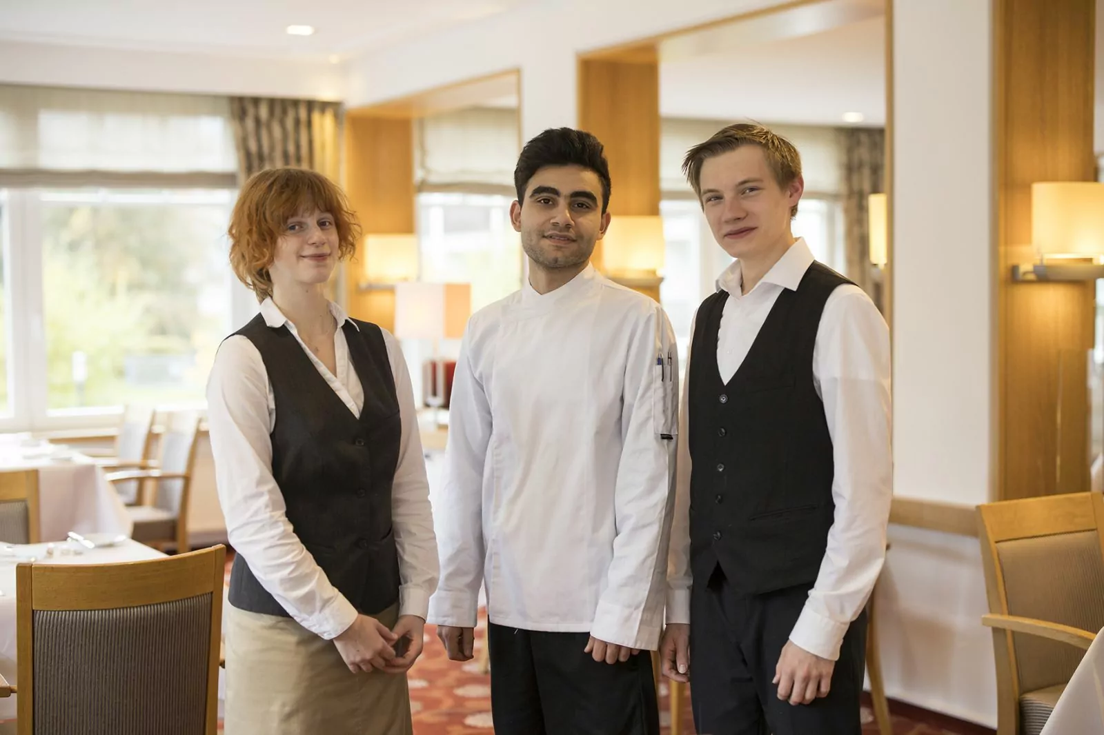 Ausbildung Die Sterne im Sauerland Azubis Drei Azubis im Restaurant in Uniform