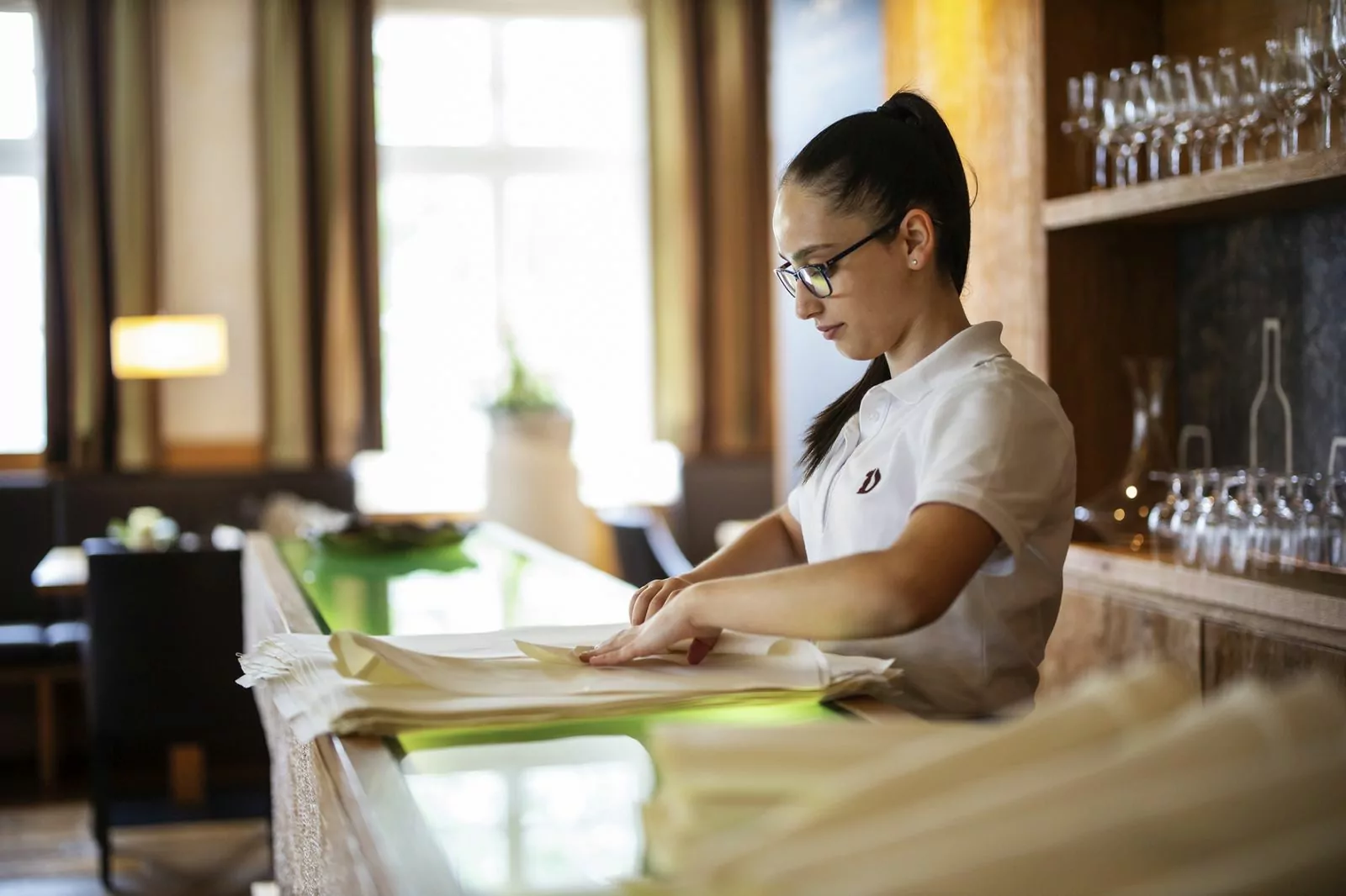 Ausbildung Die Sterne im Sauerland Serviettenfalten Auszubildende beim Serviettenfalten