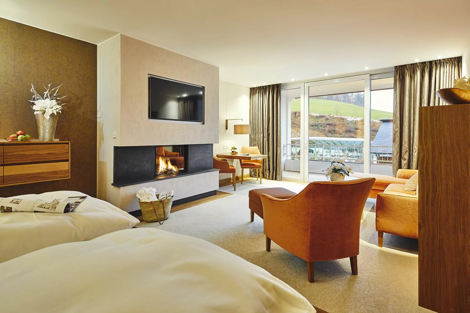 Hotel Deimann – Suite mit Kamin Großes Doppelzimmer mit Kamin und Balkon im Hotel Deimann