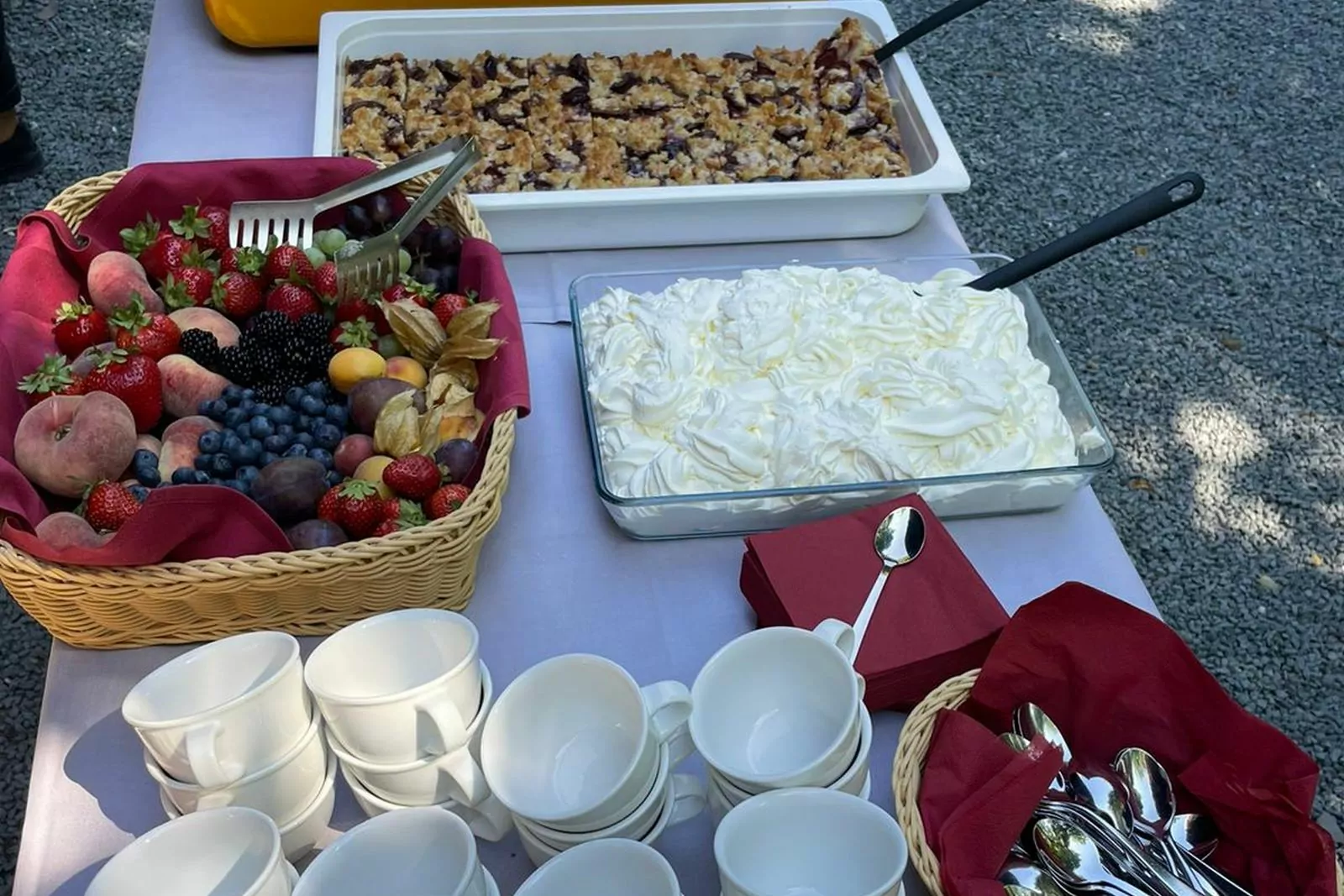 Wandererpause: Obst, Kirschstreußel, Sahne