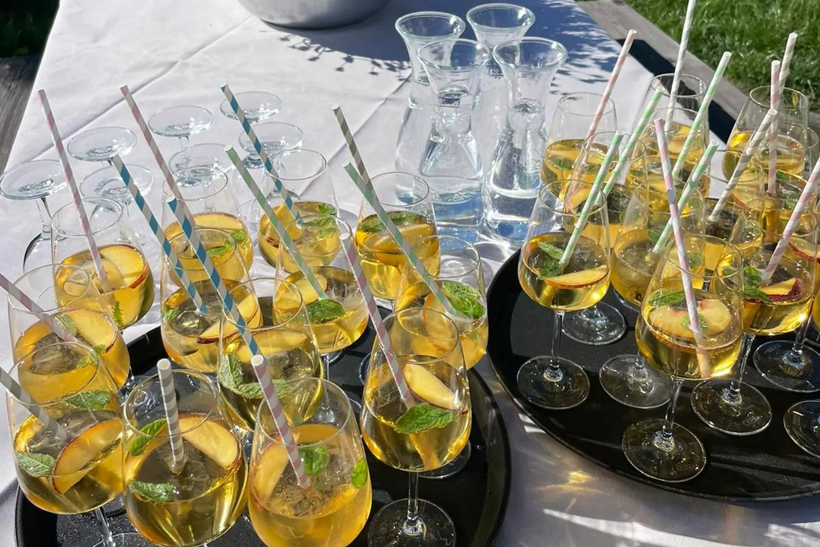 Erfrischender Sekt mit Pfirsichspalte und Minze, Strohhalm