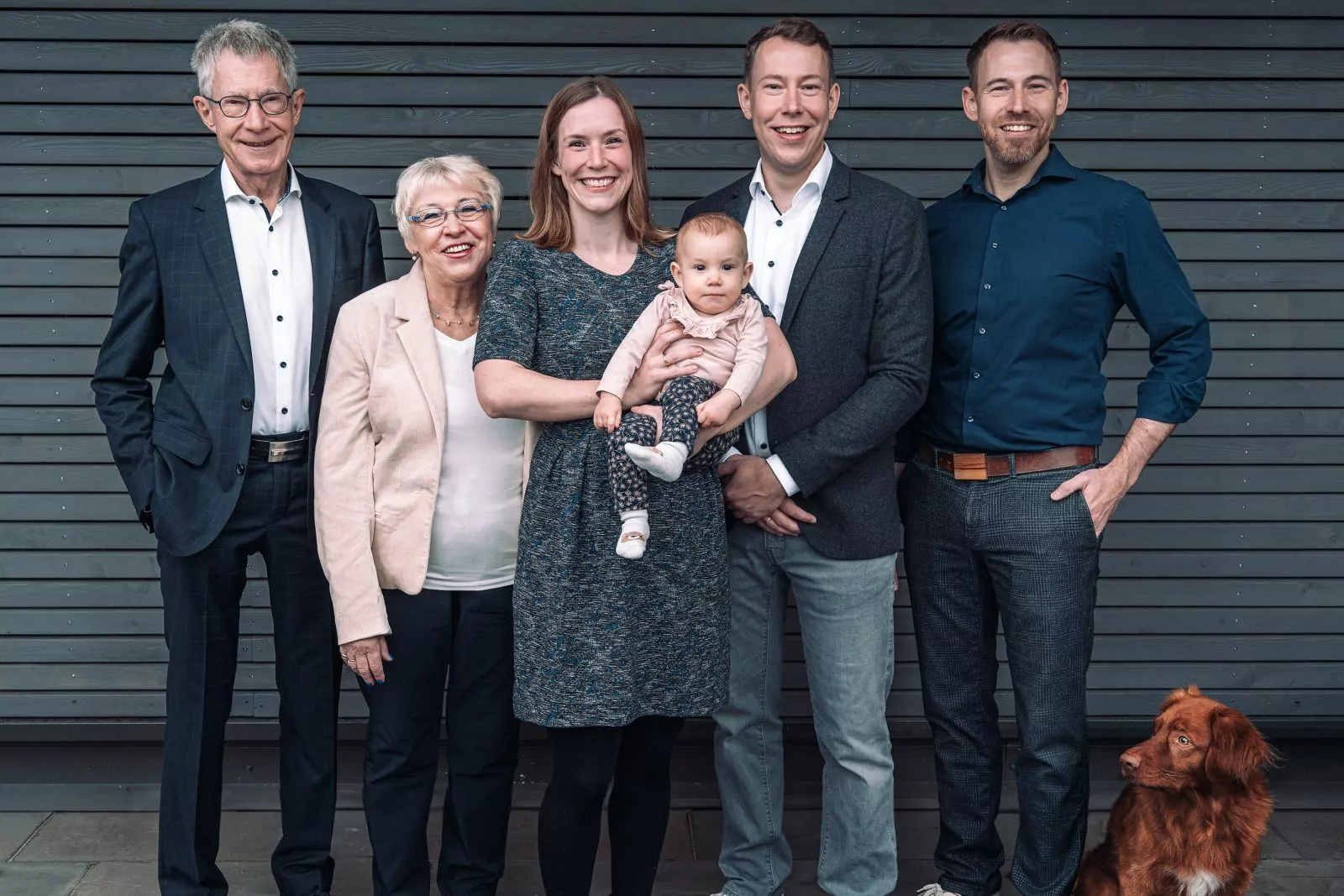 Gastgeberfamilie mit den Brüdern Diedrich, deren Eltern und Familien und Hund