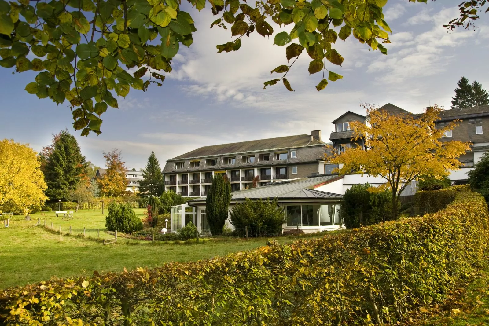 herbstliche Außenansicht Jagdhaus Wiese Rückseite Schwimmbad