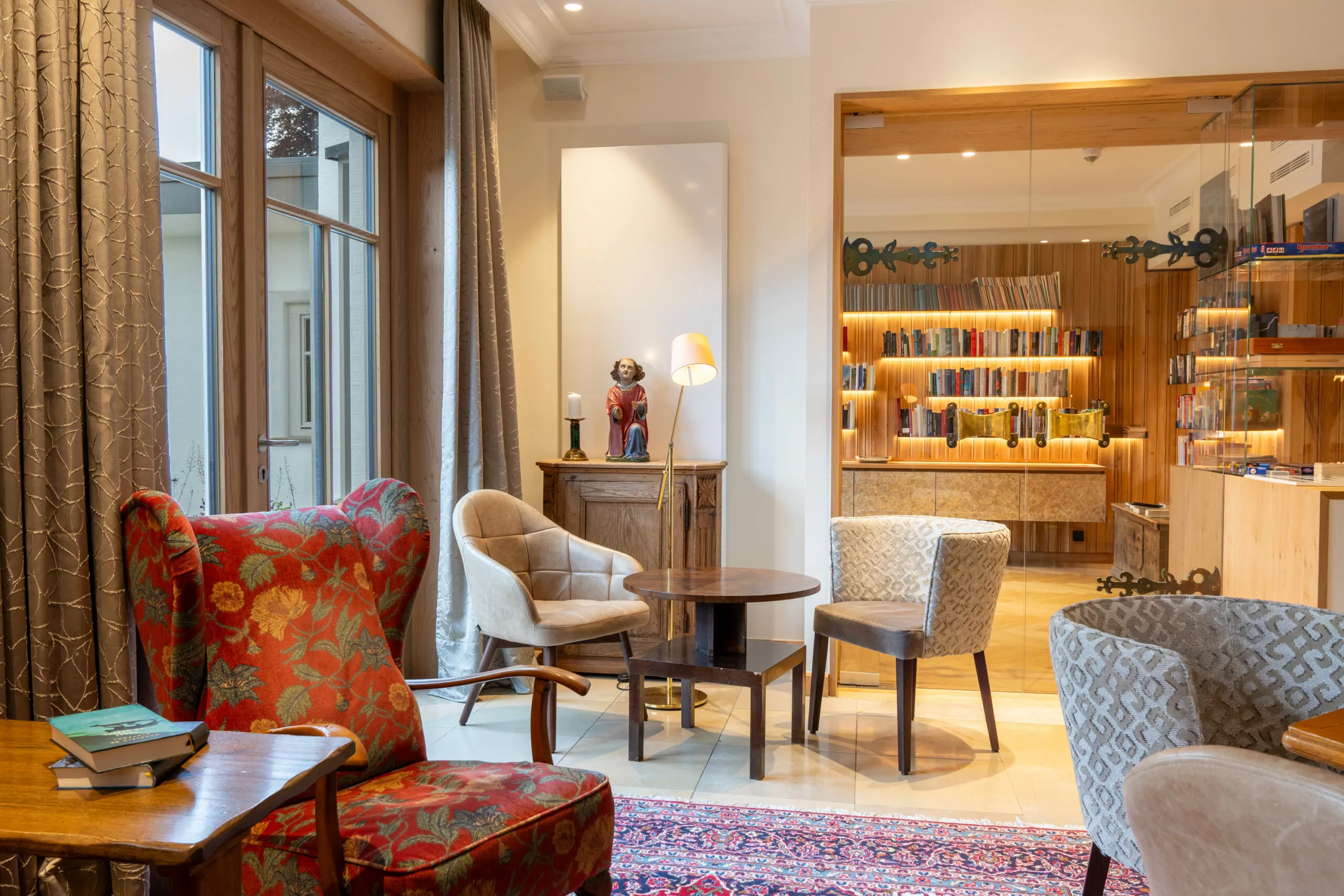 Jagdhaus Wiese Lesezimmer mit Bibliothek Lesezimmer im Jagdhaus Wiese mit Sesseln; im Hintergrund sieht man Bücherregal