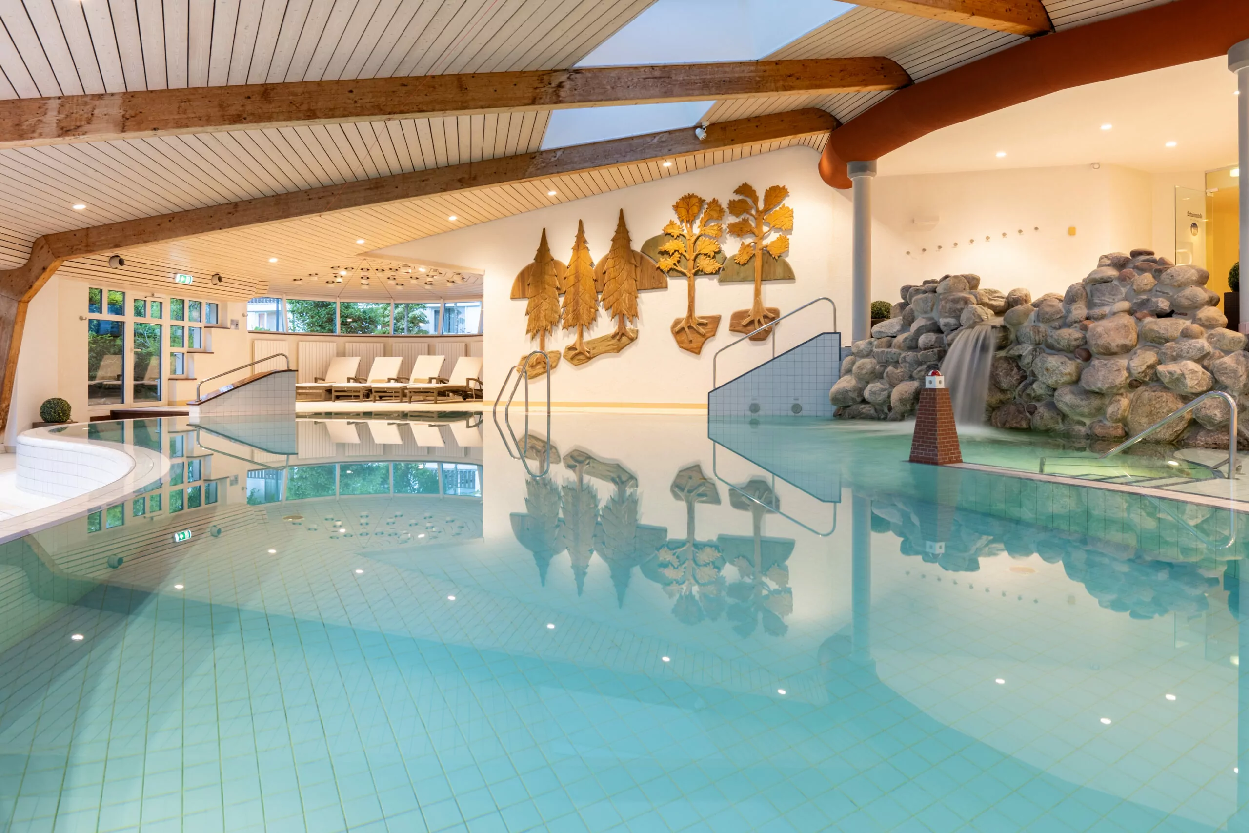 Jagdhaus Wiese Schwimmbad Schwimmbad mit ruhiger Wasseroberfläche, in der sich der Raum spiegelt