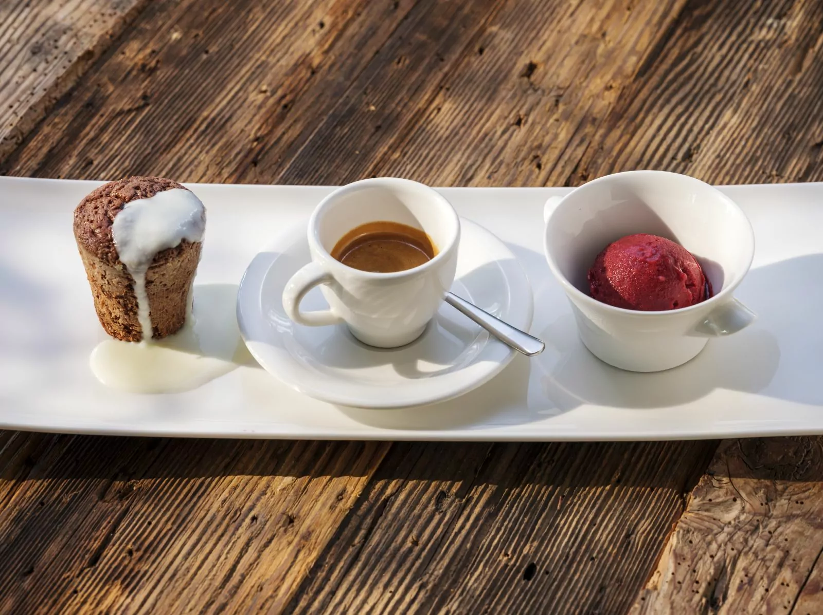 Dessert mit Schokoküchlein, Espresso und rotem Sorbet