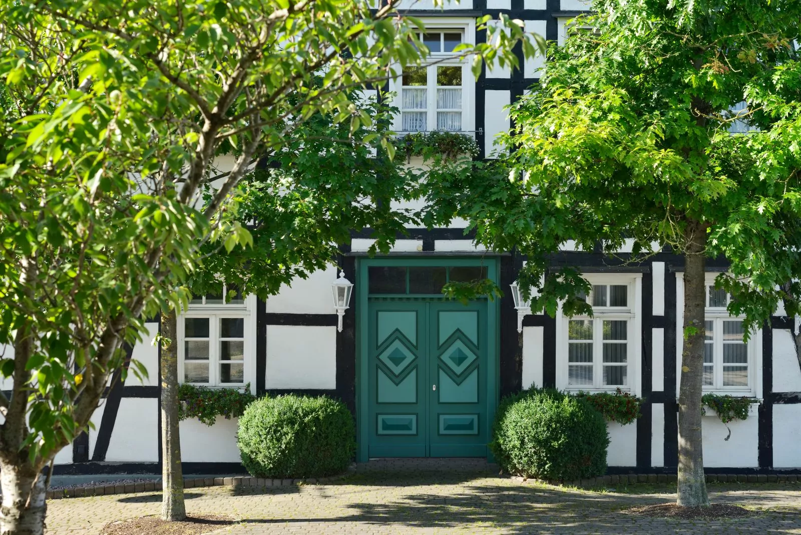 Seiteneingang des Hotels mit grüner Tür