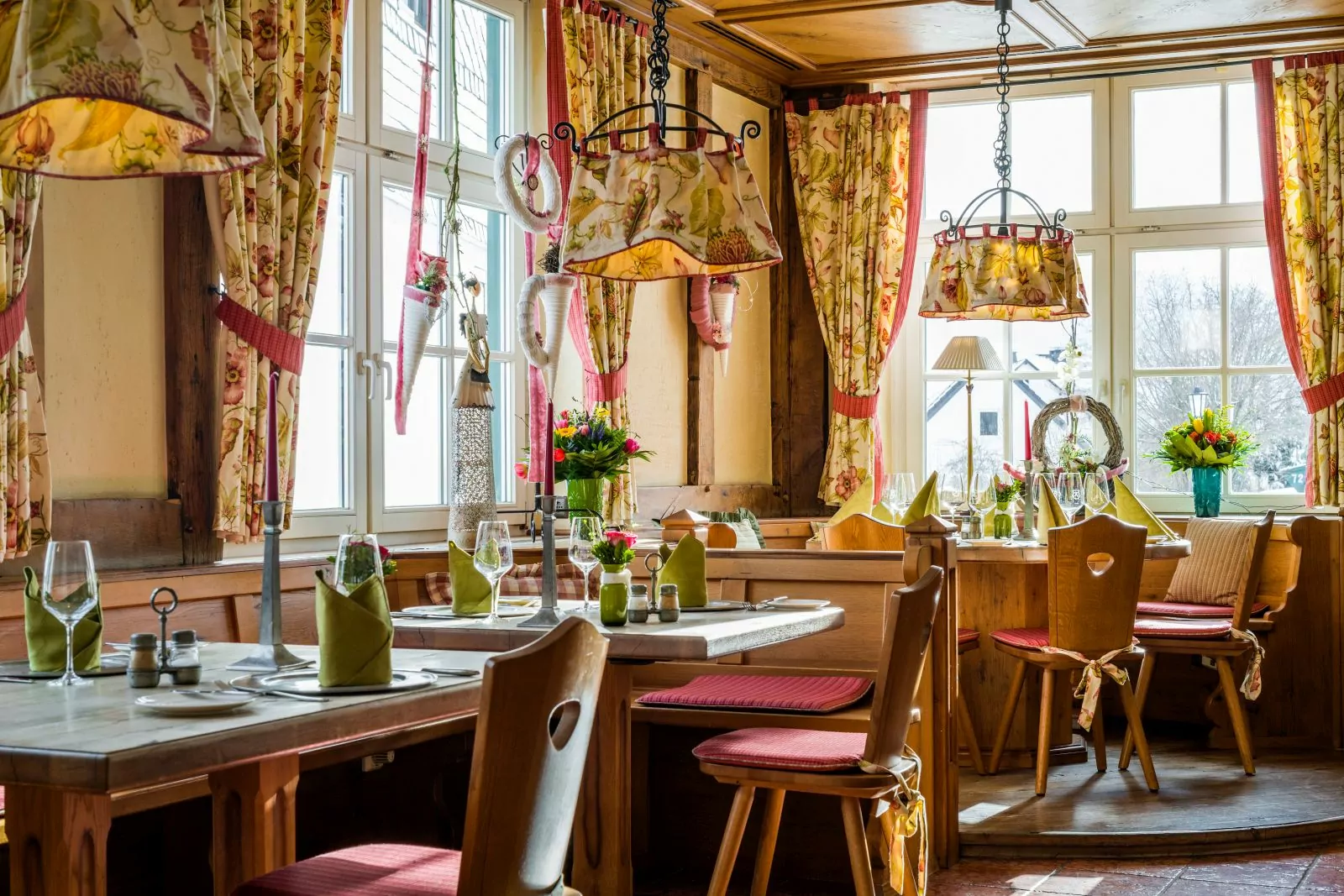Blick ins Restaurant mit gedeckten Tischen