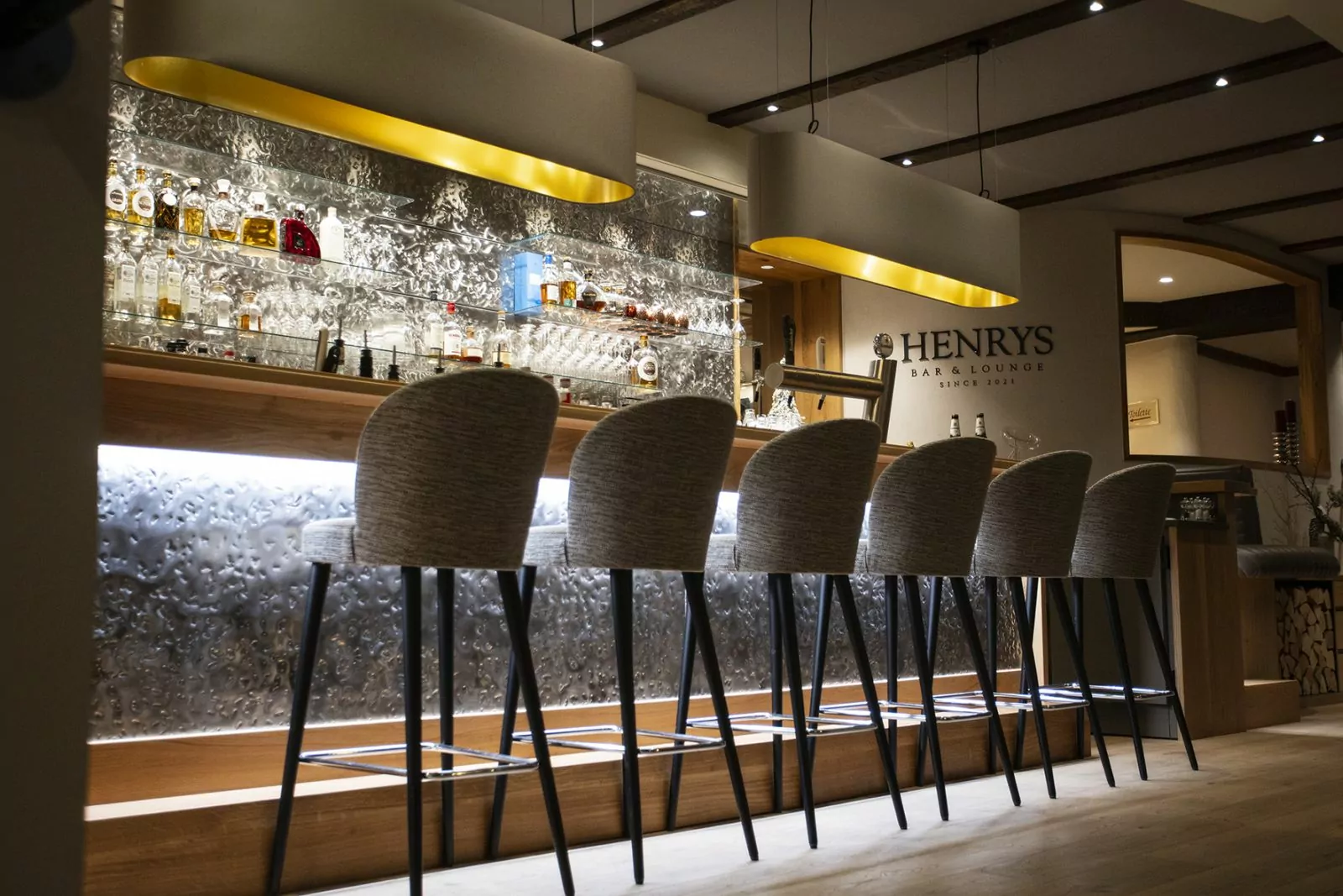 Großstadtflair in der Bar „Henrys“ im Hotel Platte Moderner Bartresen mit Barhockern im Hotel Platte