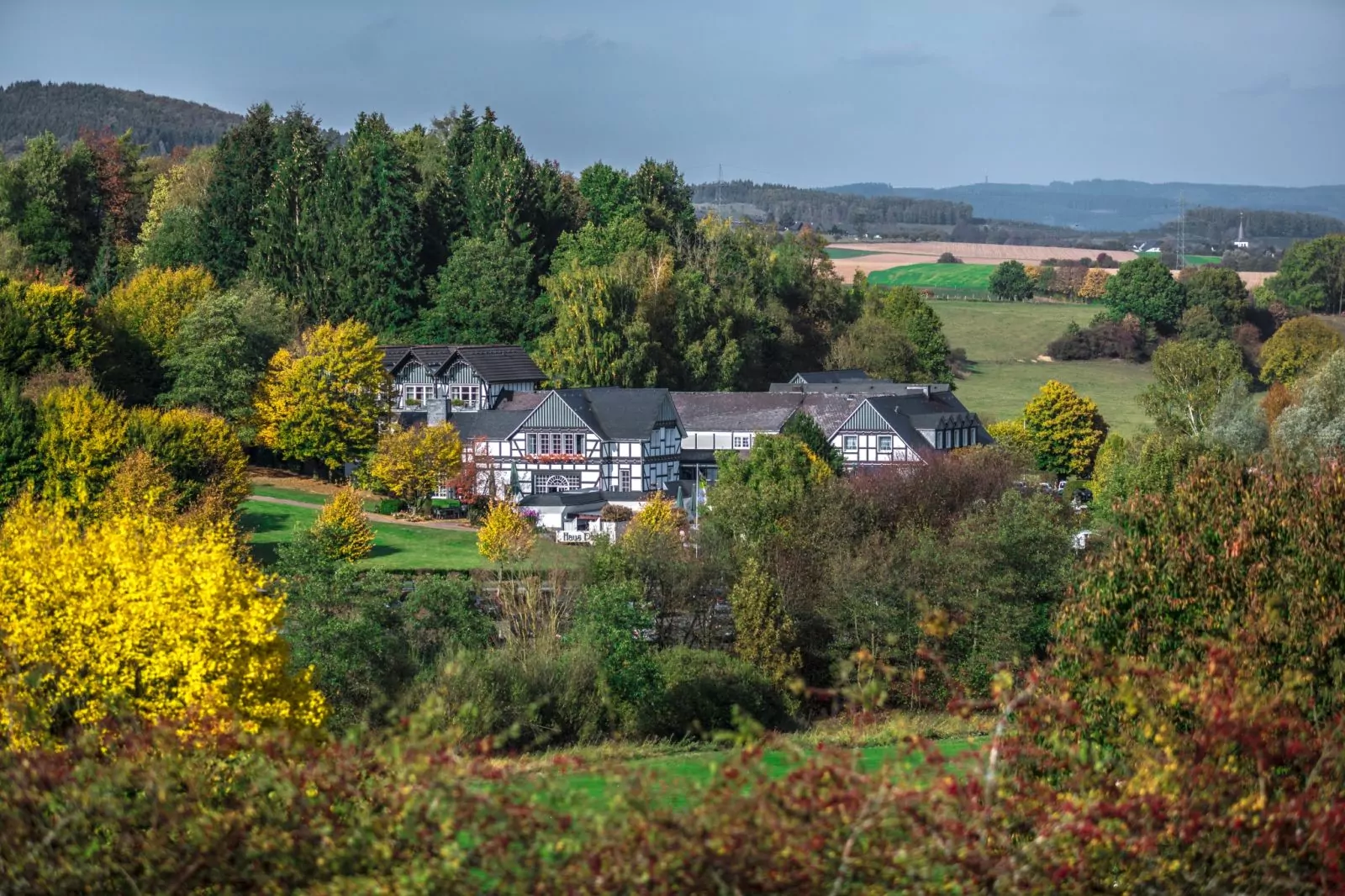 Hotel Platte Herbstliche Ansichten Blick aus der Ferne auf das Hotel Platte: Herbstliche Laubfärbung
