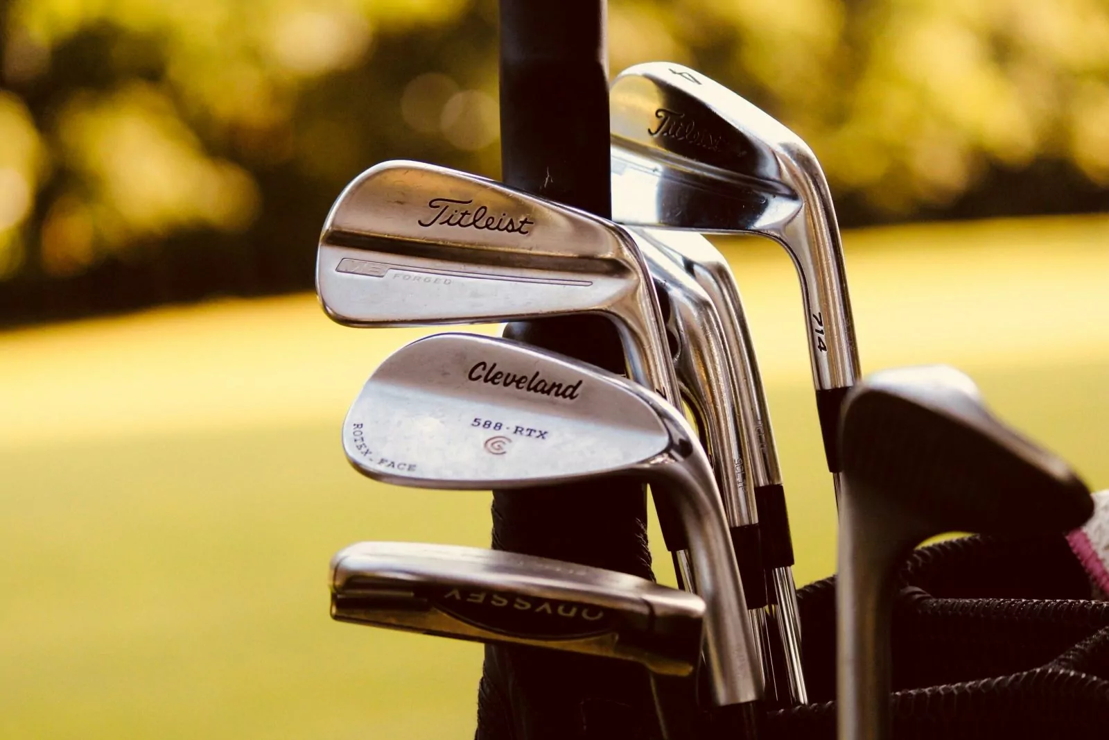 Golfschläger, die aus der Bag herausragen