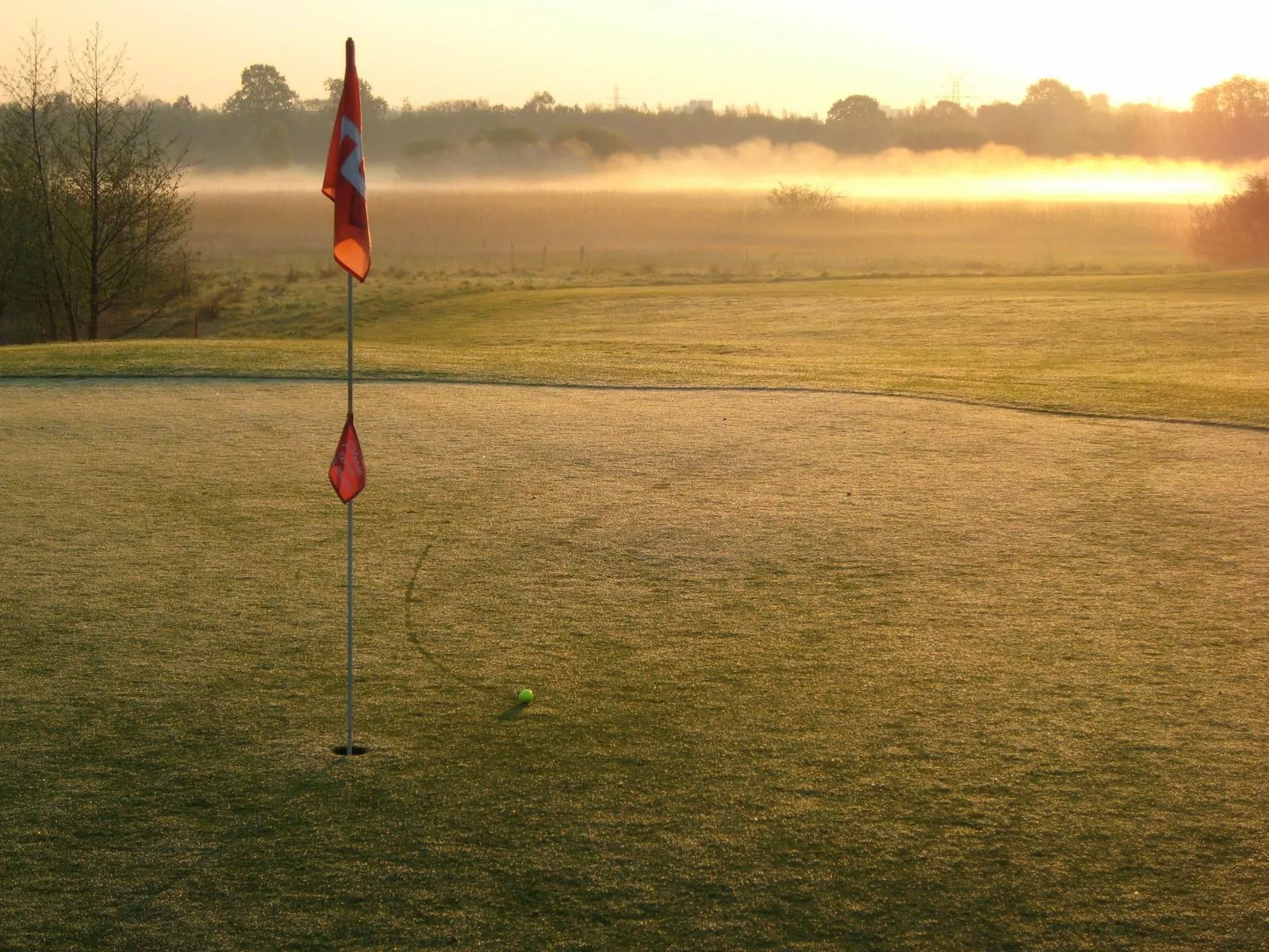 Hotel Platte – Golfen im Repetal Blick von einem Golf-Hole über den Morgendunst auf dem Golfplatz