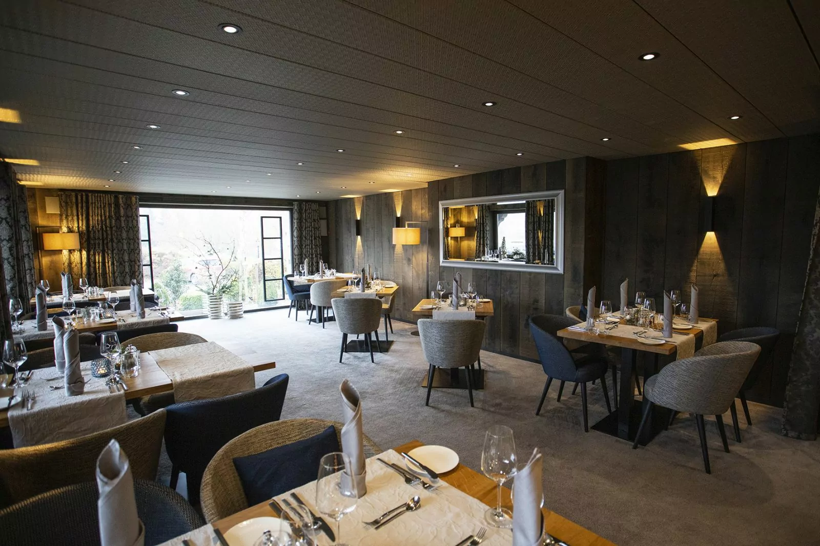 Fine Dining Restaurant Seppls im Hotel Platte Restaurant mit gedeckten Tischen im Hotel Platte