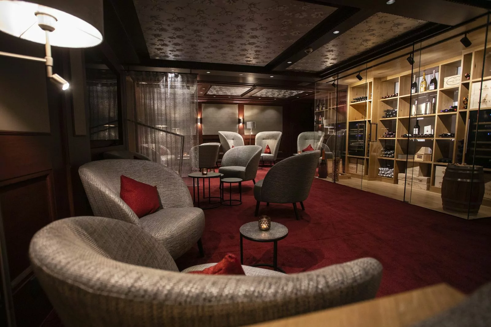 Vinothek im Hotel Platte Barsessel und Weinschrank der Vinothek im Hotel Platte