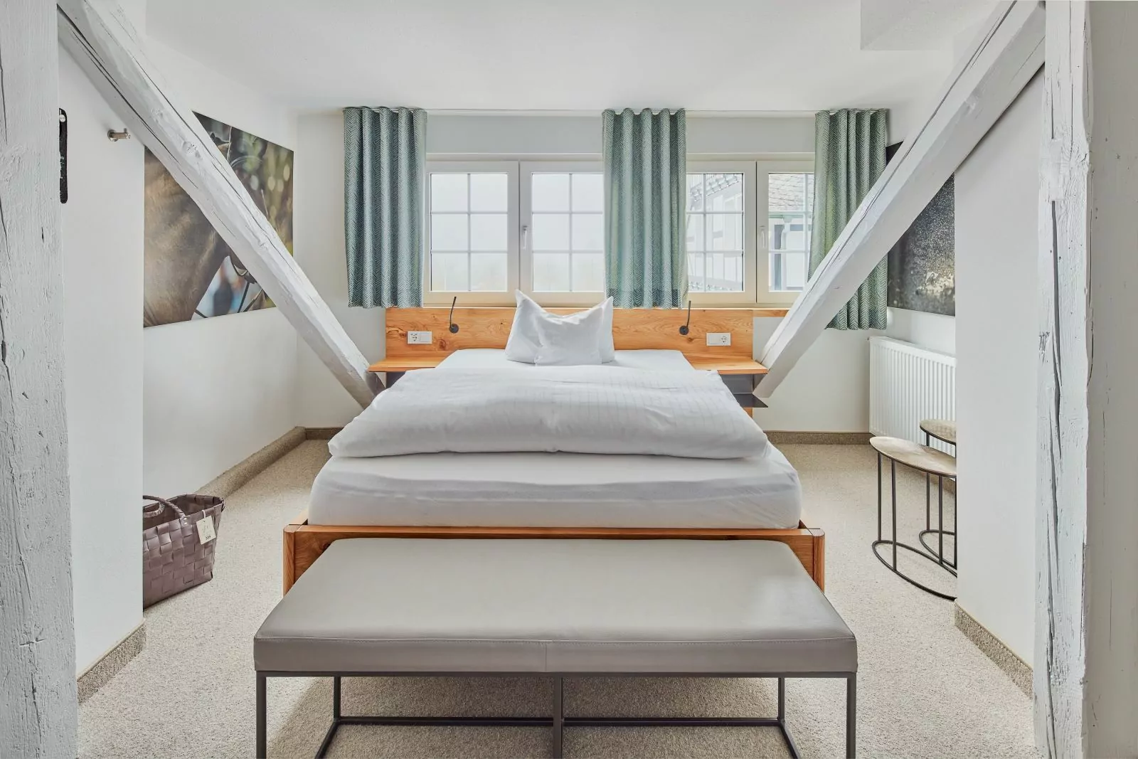 Hotel Platte Zimmer Einzel Einzelzimmer mit 1,40 m Bett; seitlich sind Balken des Dachgestühls in die Zimmergestaltung integriert