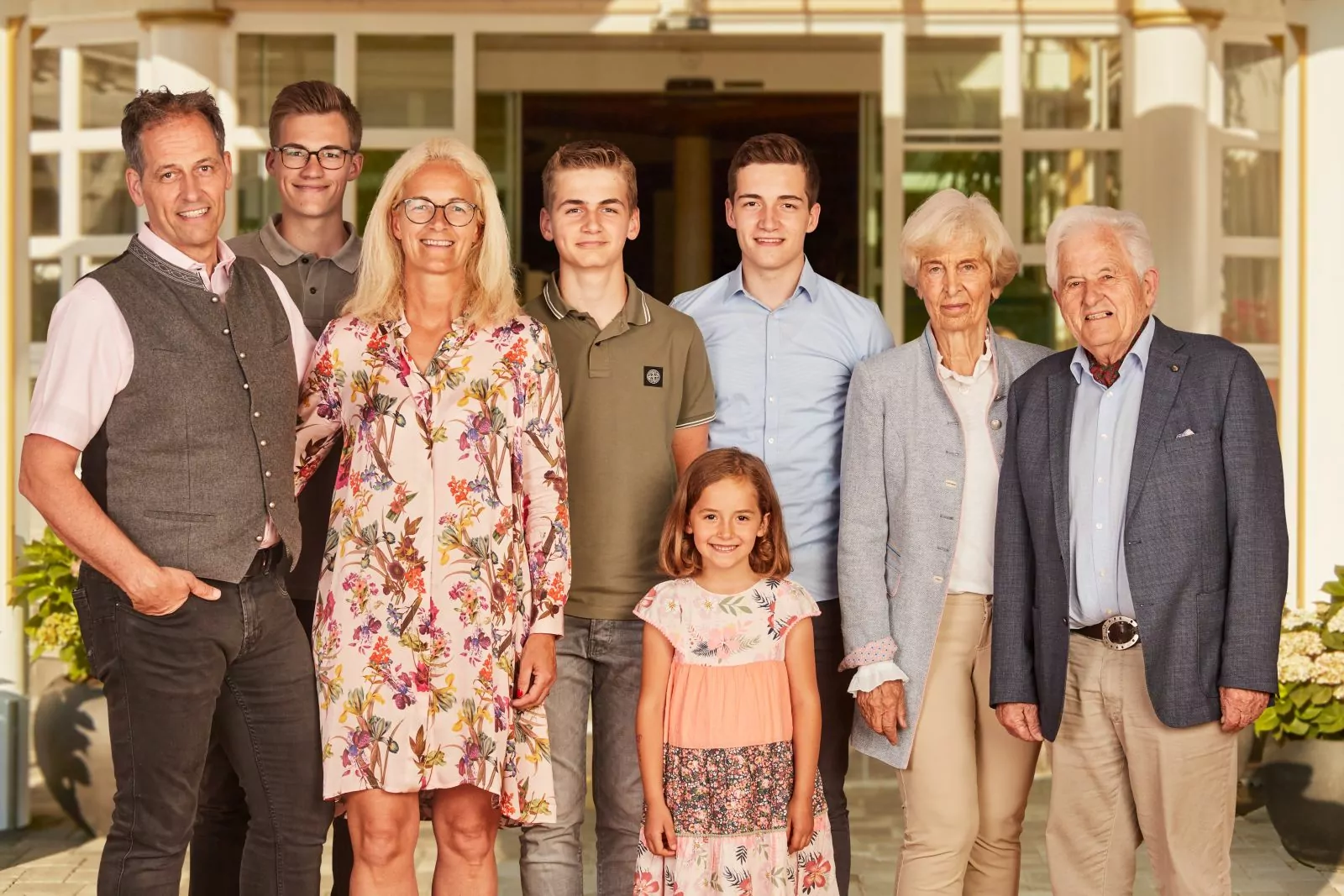 Ein Foto der Familie Platte mit Christof Platte, seiner Familie und seinen Eltern