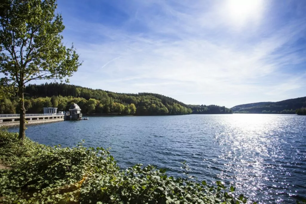 Sommer am Biggesee mit Blick auf Staumauer