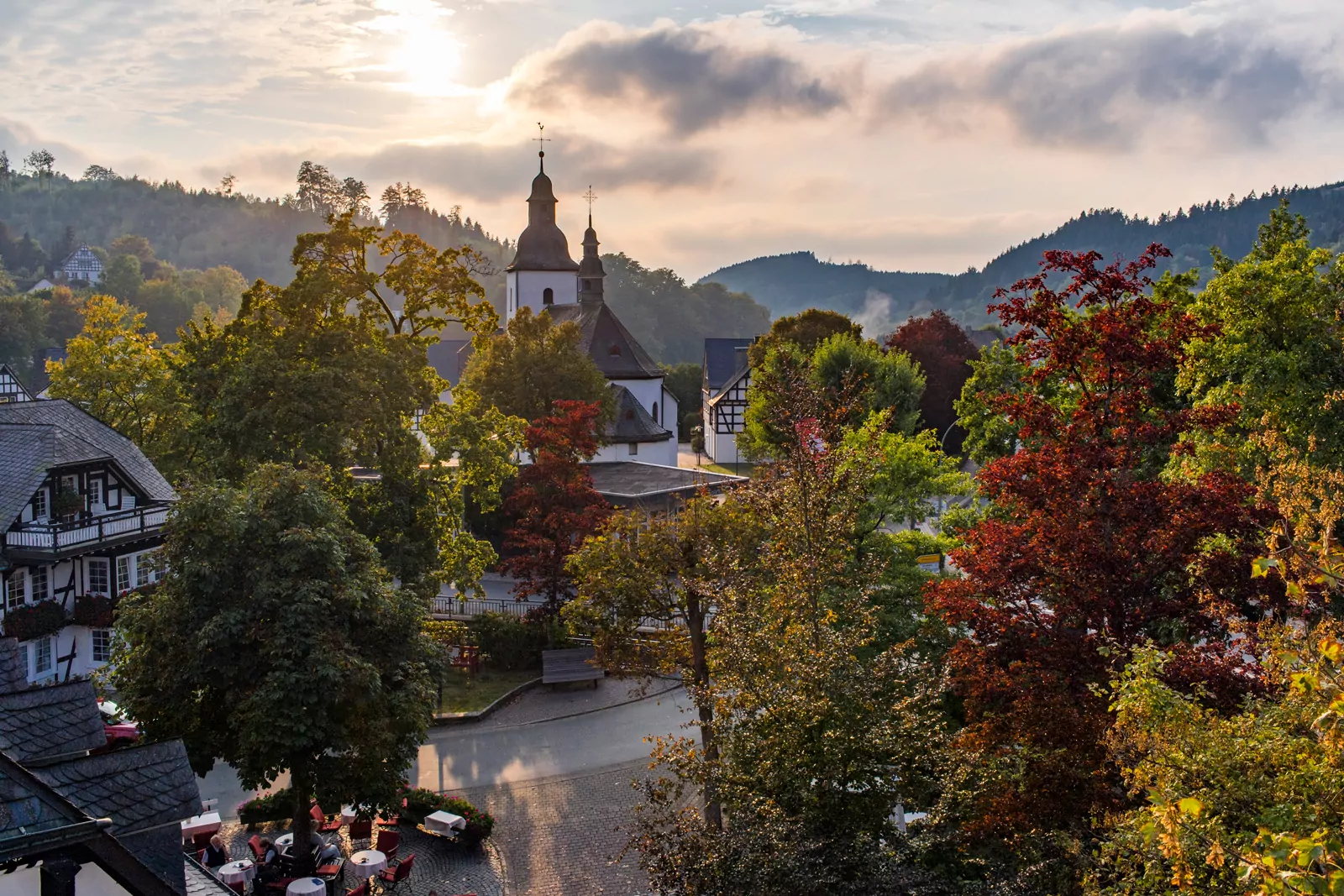 Gasthof Schütte – Herbstlicher Blick Richtung Oberkirchen Luftaufnahme Blick über den Gasthof Schütte im Herbst