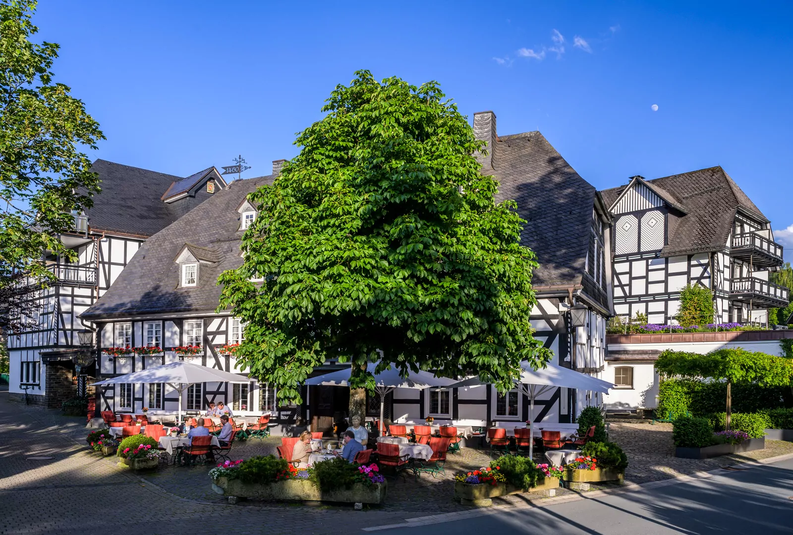 Außenansicht des Hotels - Blick auf die Terrasse